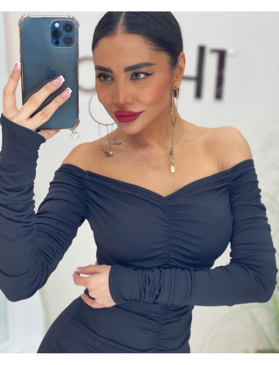 MADONNA YAKA BÜZGÜLÜ SİYAH ELBİSE